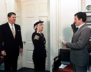 Archivo:Grace Hopper being promoted to Commodore