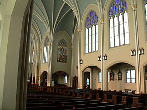Archivo:Grand Island (Nebraska) cathedral interior 2