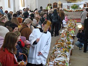 Archivo:Holy Saturday; the blessing of the Easter baskets, Sanok 2010 aa