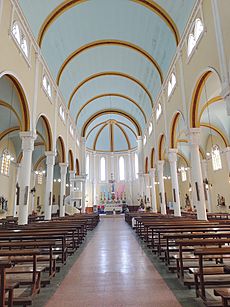 Archivo:Interior de la iglesia María Auxiliadora de Punta Alta, Argentina