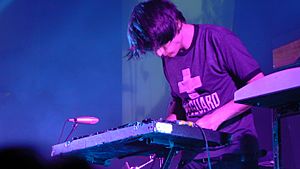 Archivo:Jonny Greenwood Synth (Amsterdam)