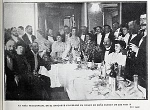 Archivo:La mesa presidencial en el banquete celebrado en honor de doña Blanca de los Ríos, de Goñi, Blanco y Negro, 12-05-1906