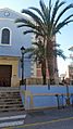 Lateral derecho de la Iglesia de Nuestra Señora de la Merced adornada con la entrada escalonada y acompañada de palmeras significativas