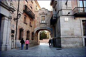 Archivo:MADRID PLAZA DE LA VILLA A CALLE DEL ROYO 8-12-2006