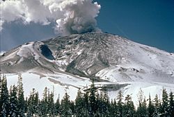 Archivo:MSH80 early eruption st helens from NE 04-10-80