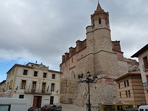 Archivo:Montalbán - Ayuntamiento e Iglesia del Apóstol Santiago el Mayor