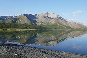 Archivo:Nıonep'ene Lake in Naats'ihch'oh