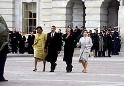 Archivo:Obamas escort Bushes to helicopter
