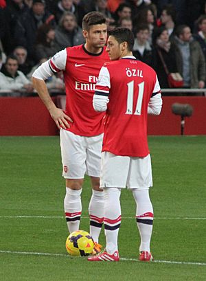 Archivo:Olivier Giroud x Mesut Özil v Southampton - 23 Nov 2013 (cropped)