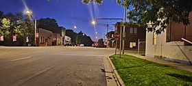 Archivo:Picture of downtown Philo, Illinois at night