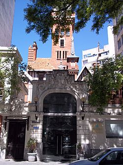 Archivo:PittamiglioCastleMainDoorRest
