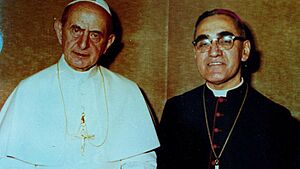 Archivo:Pope Paul VI and Óscar Romero