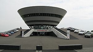 Archivo:Porsche Leipzig Kundenzentrum