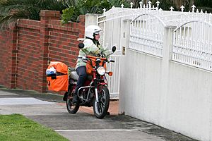 Archivo:Postie on motorbike - chadstone