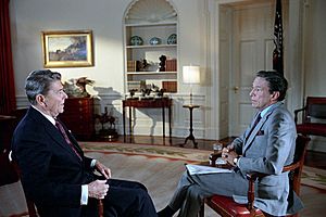Archivo:President Ronald Reagan during an interview with Mike Wallace