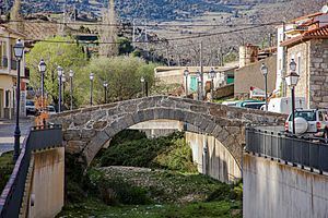 Archivo:Puente medieval sobre el río de la Gaznata