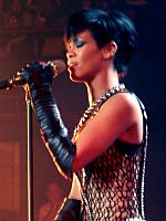 Archivo:Rihanna-brisbane-cropped