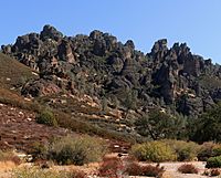 Archivo:Rock formations at Pinnacles National Park 2