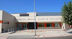 Archivo:San Andrés del Rabanedo, Trobajo del Camino, Pabellón Municipal Camino de Santiago 2