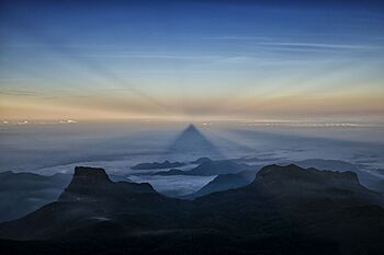 Archivo:Shadow of the peak when sun rising