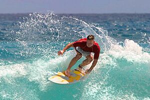 Archivo:Surfing in Hawaii retouched