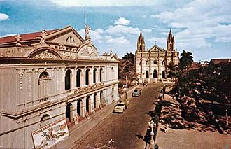 Archivo:Teatro y Catedral de Santa Ana en 1962