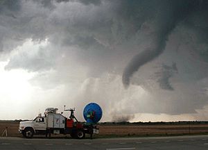 Archivo:Tornado with DOW