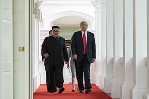 Archivo:Trump and Kim walk to the Summit Room
