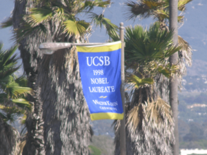 Archivo:UCSB-NobelBanner-WalterKohn