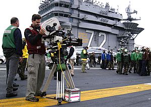 Archivo:US Navy 040615-N-6817C-030 A camera crew sets up for scenes to be taped on the flight deck for the upcoming motion picture Stealth
