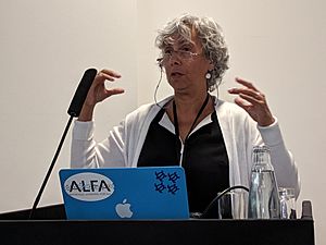 Archivo:Una-May O'Reilly presents at SecDef Workshop GECCO2019 Prague20190713