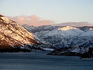 Archivo:Uplake from the south shore Lake Chelan