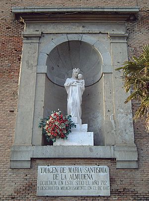 Archivo:Virgen de la Almudena (F. Valero) Madrid 01