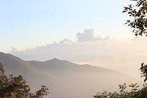 Archivo:Vista de otros cerros desde la cima del Sótano de Barro.