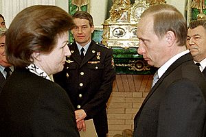 Archivo:Vladimir Putin with Valentina Tereshkova-1