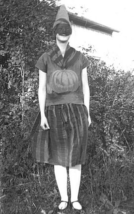 Archivo:Waterdown Public School, Ontario, 1928 halloween costume
