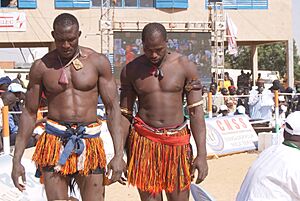 Archivo:Yahaya Kaka et Issaka Issaka, 2 lutteurs du Niger