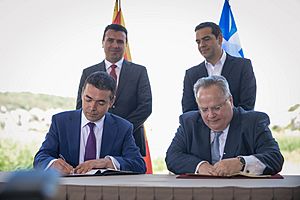Archivo:Потпишување на договорот за македонско-грчкиот спор (17.06.2018, Преспа) (42853677381)