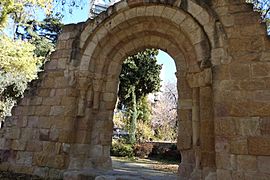 03 Madrid El Retiro ruinas ermita romanica lou