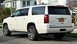 Archivo:2015 Chevrolet Suburban 1500 LTZ, rear 4.18.19