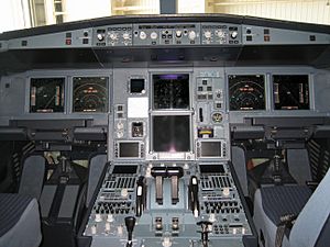 Archivo:Airbus A330-200 flight deck forward displays