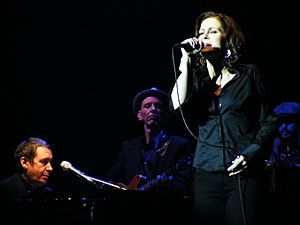 Archivo:Alison Moyet with Jools Holland and his Rhythm and Blues Orchestra