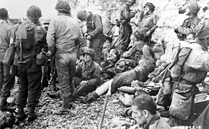 Archivo:American assault troops at Omaha Beach 02