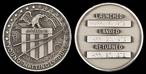 Archivo:Apollo 16 Flown Silver Robbins Medallion (SN-19)