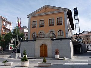 Archivo:Ayuntamiento de Las Navas del Marqués