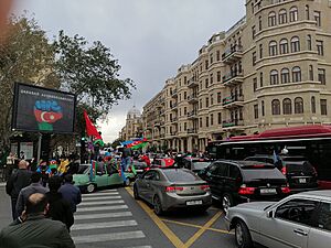 Archivo:Azerbaijani people celebrating victory in Karabakh. Azadlig avenue