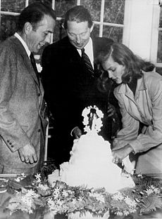 Archivo:Bogart Bacall wedding 1945