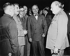 Archivo:Bundesarchiv Bild 183-29645-0001, Potsdamer Konferenz, Stalin, Truman, Churchill