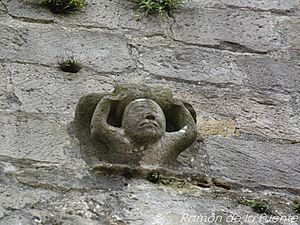 Archivo:Capiteles erosionados en la fachada norte 01