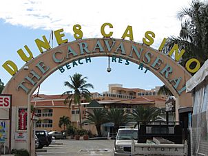 Archivo:Caravanserai Beach Resort with Dunes Casino (6543952653)
